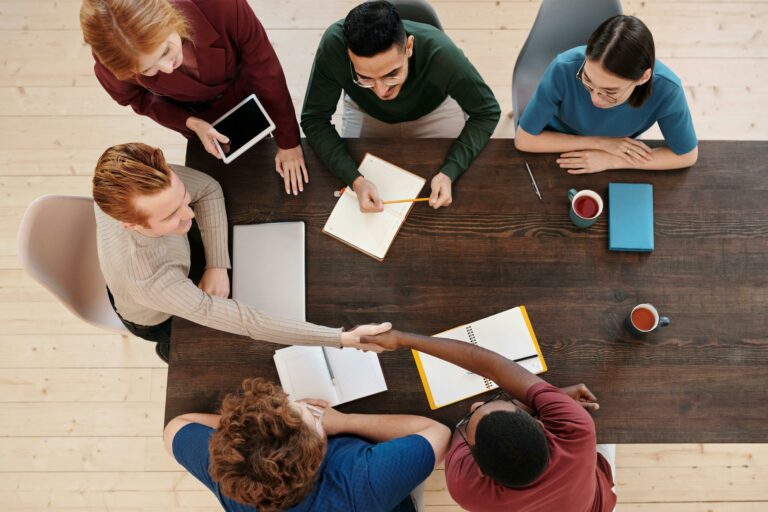Comment s’anime un espace de coworking Stratégies pour créer une communauté dynamique